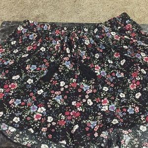American Eagle Medium Black Floral Cloth Shorts